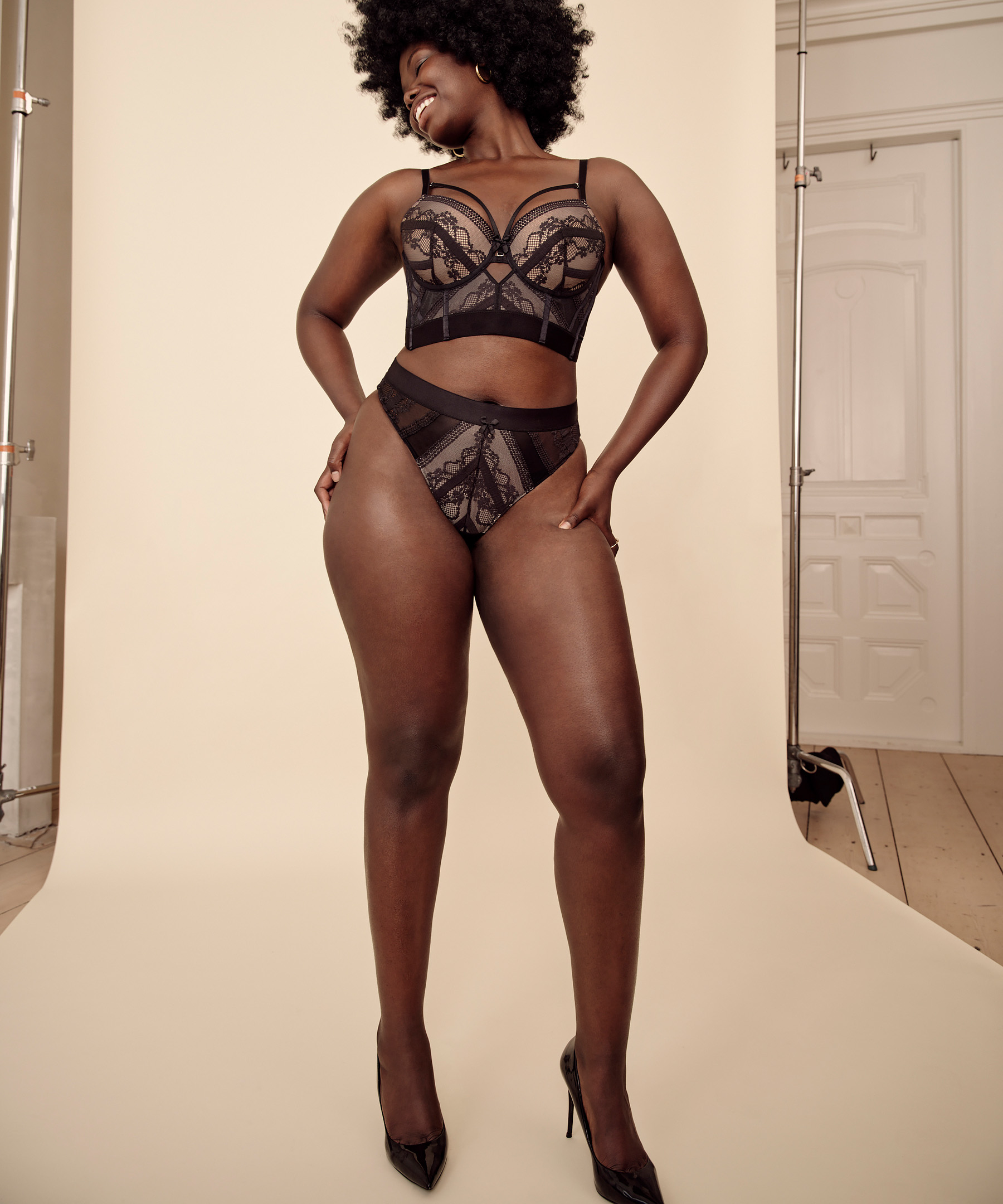 Soutien-gorge à armatures préformé longline Cleo, Noir, main