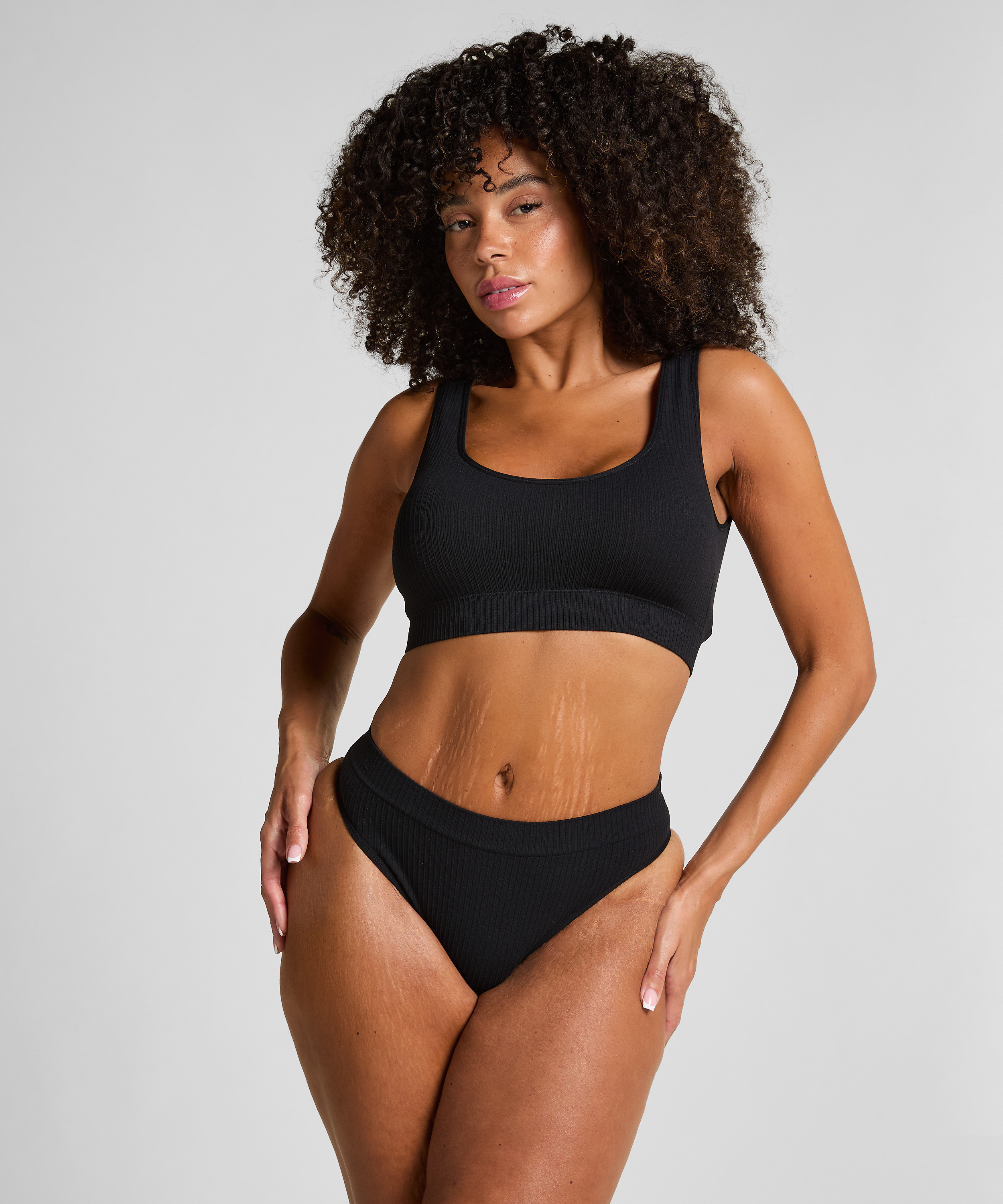 Slip brésilien Dianne, Noir, main