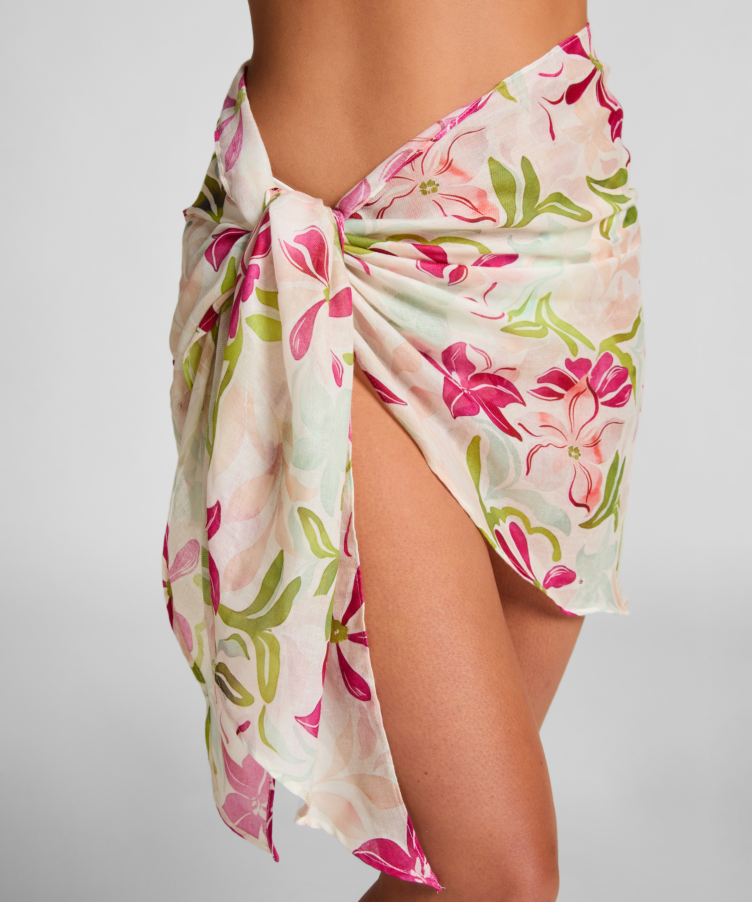 Paréo Ayanna, Rose, main