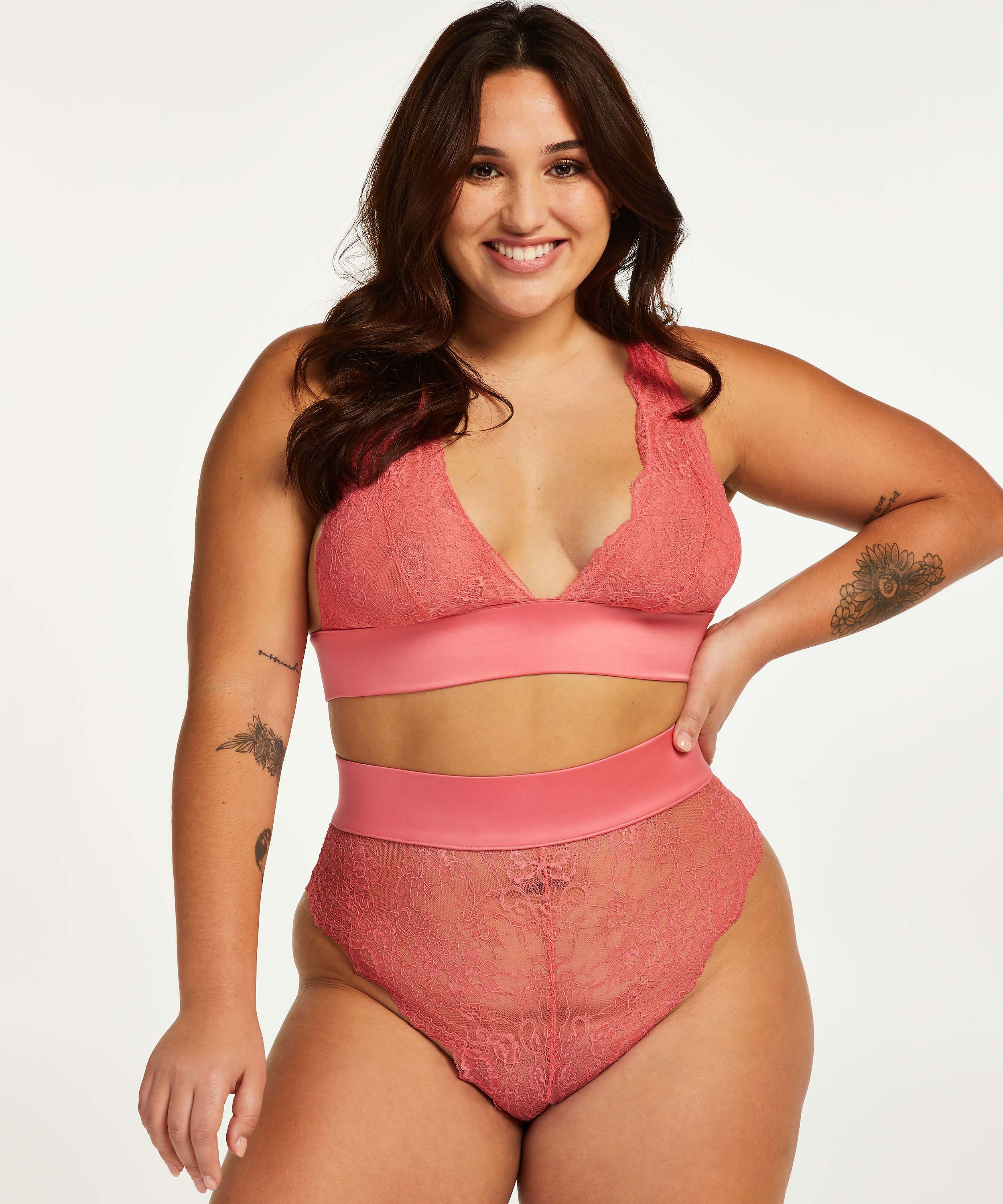 Slip brésilien taille haute Iyana, Rose, main