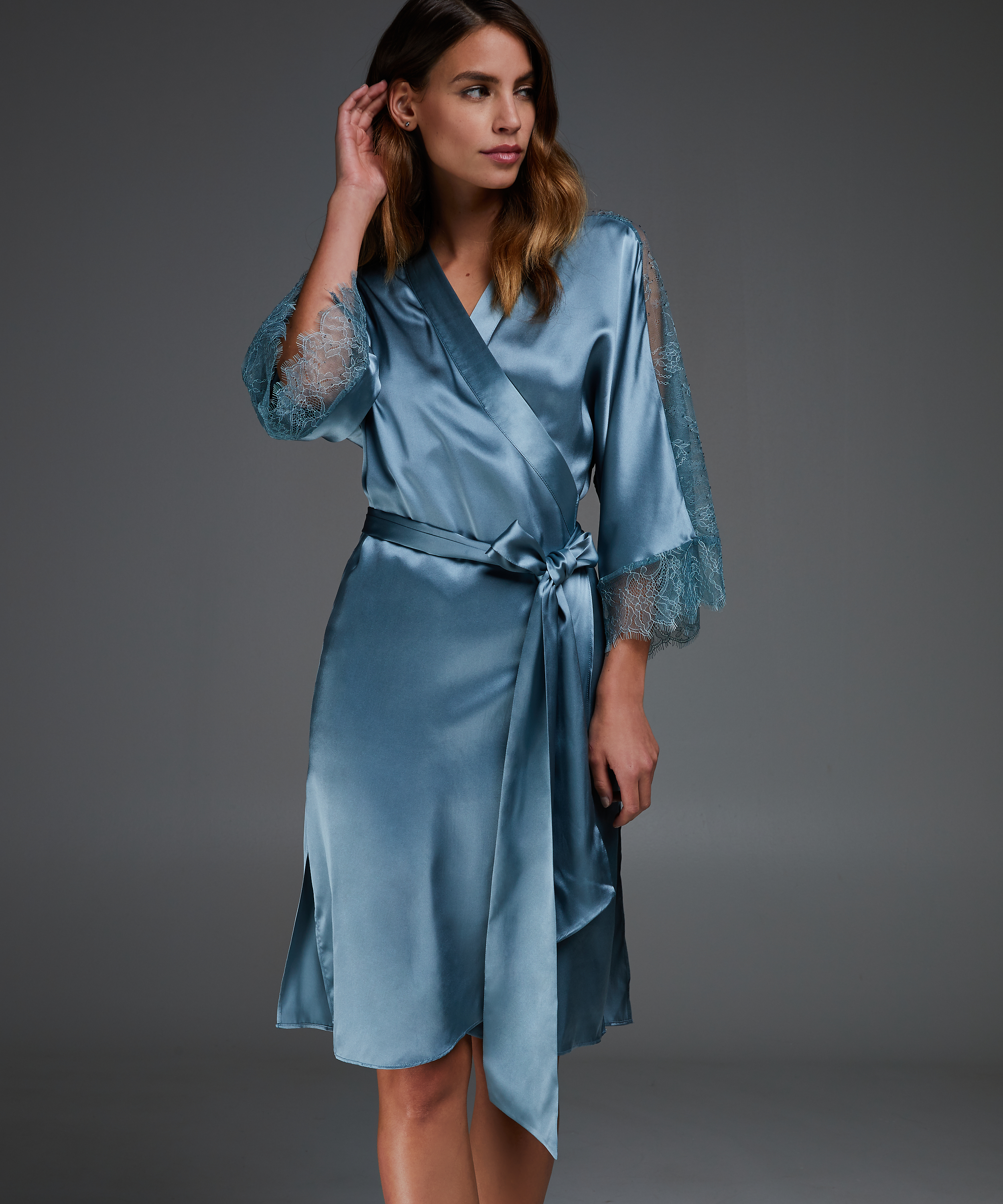Kimono en dentelle de soie, Bleu, main