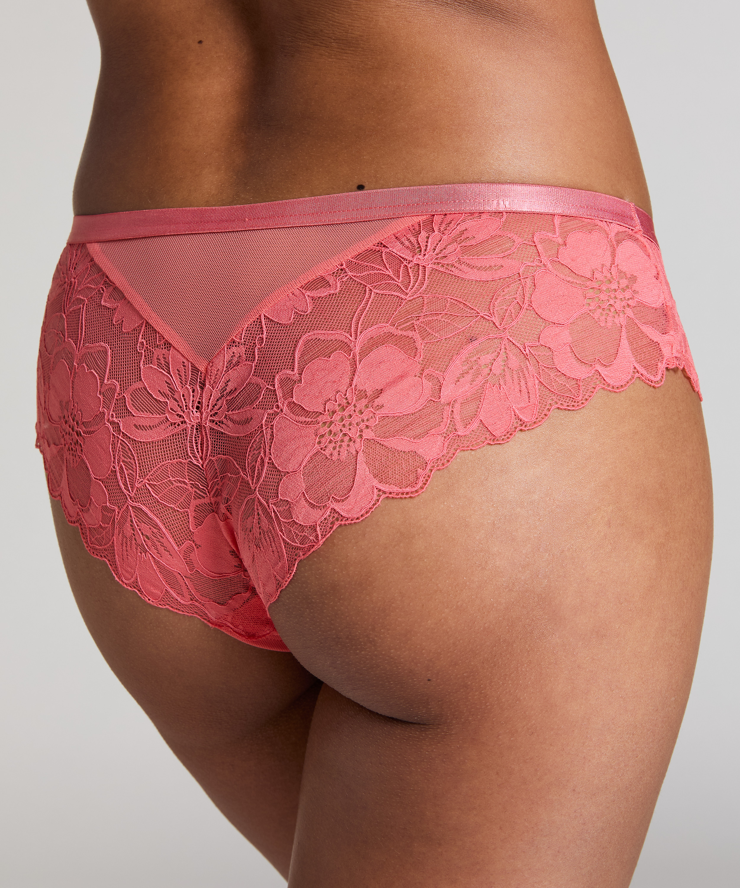 Slip brésilien Sophia, Rose, main