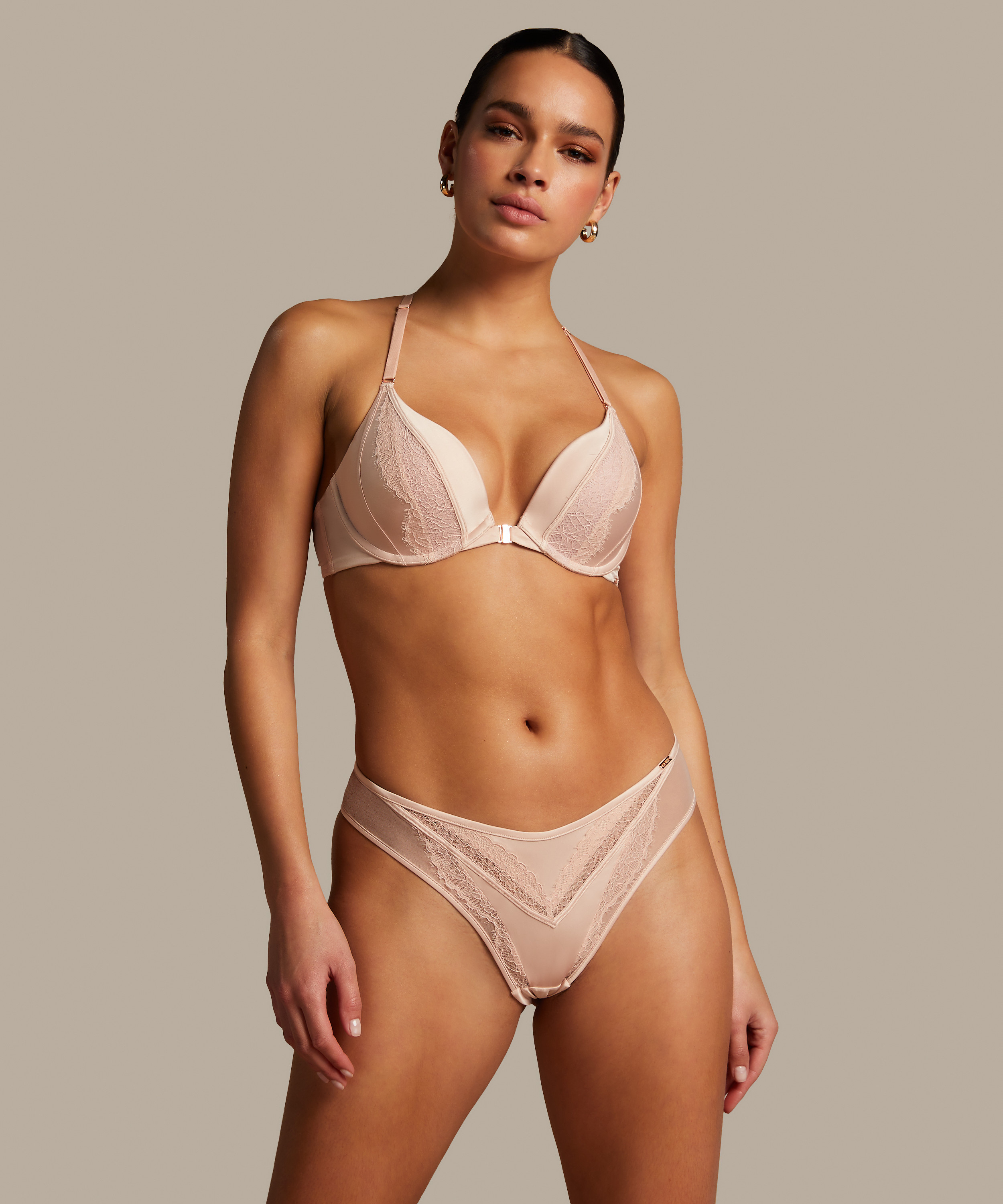 Soutien-gorge push-up à armatures préformé Nicole, Rose, main