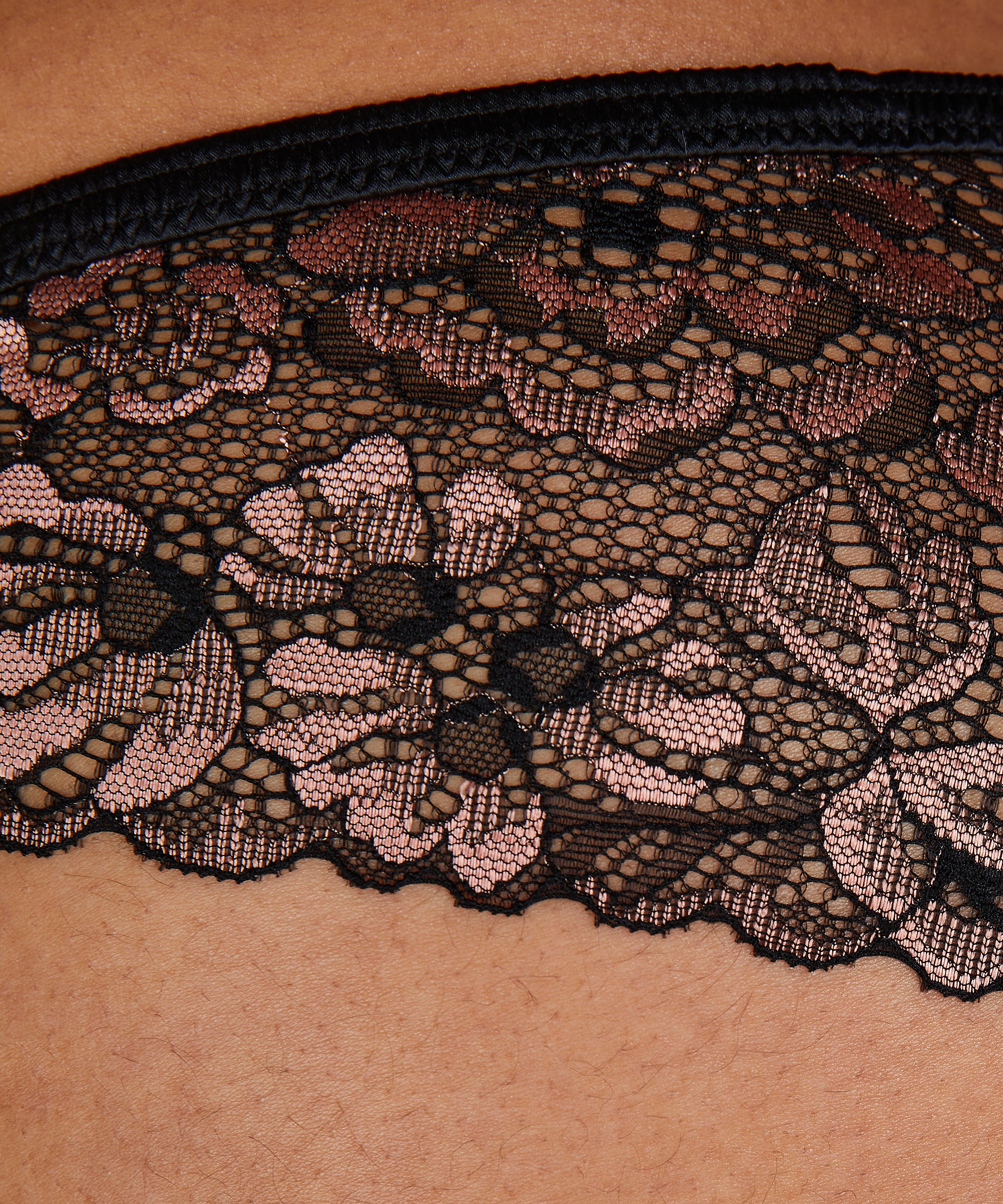 Slip brésilien échancré Ivy, Noir, main