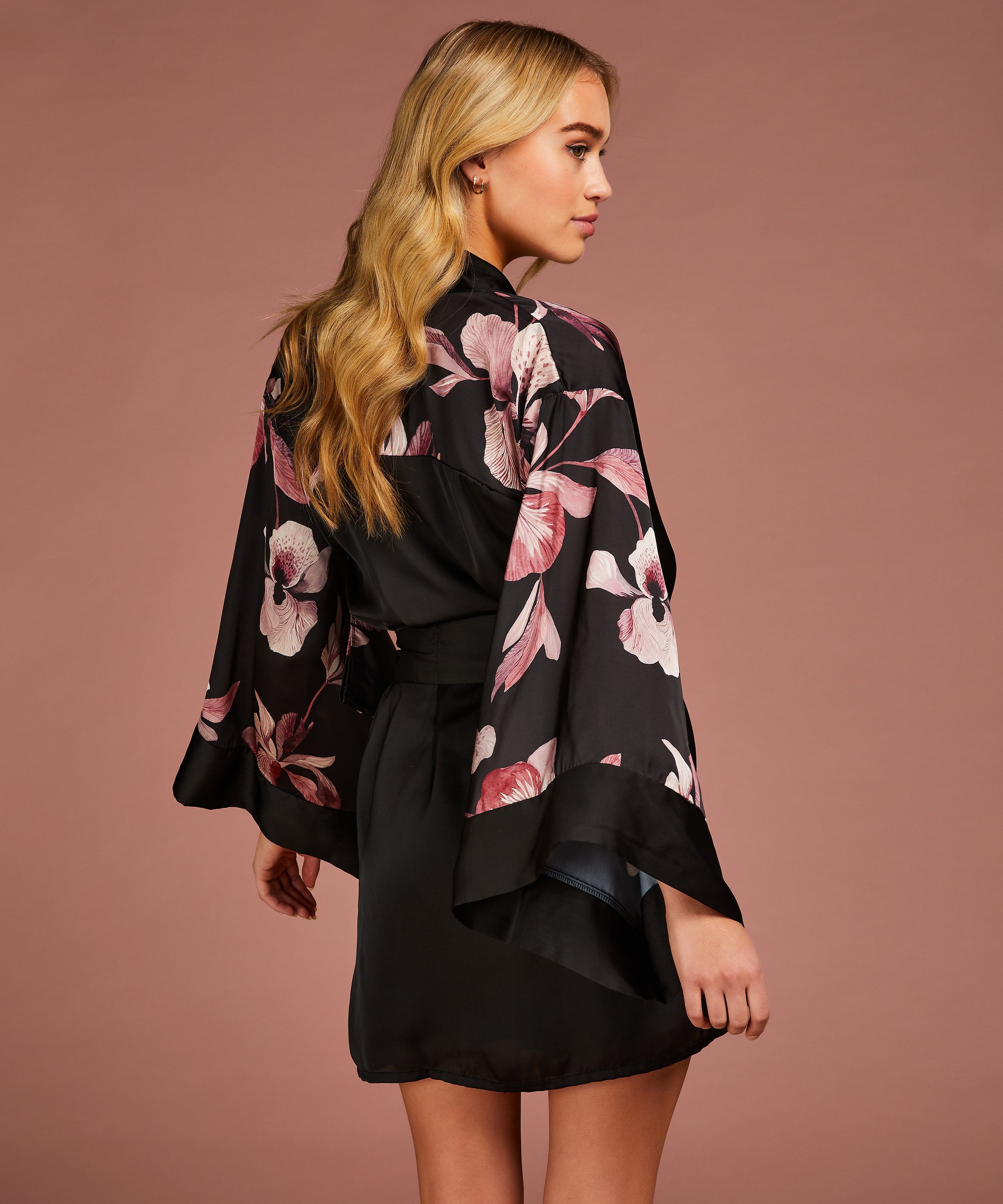 Kimono Orchid, Noir, main