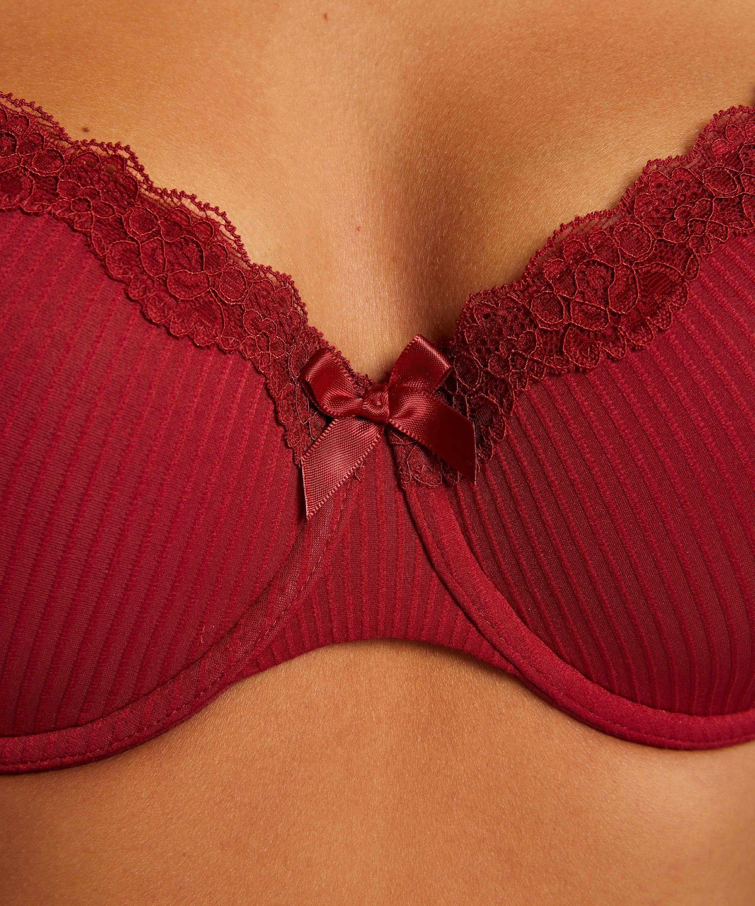 Soutien-gorge à armatures préformé Lola, Rouge, main
