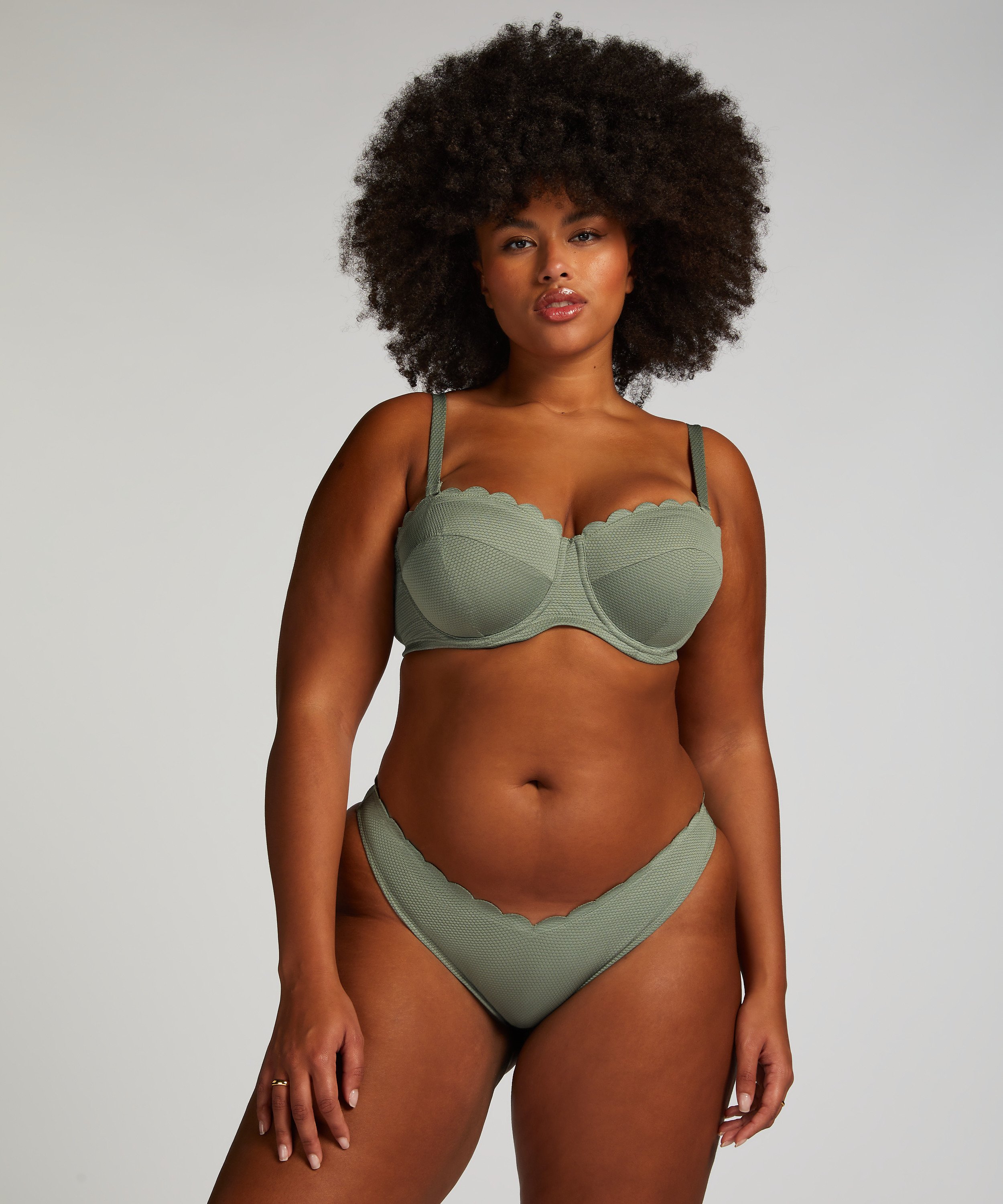Haut de bikini sans bretelles préformé à armatures Scallop Taille E +, Vert, main