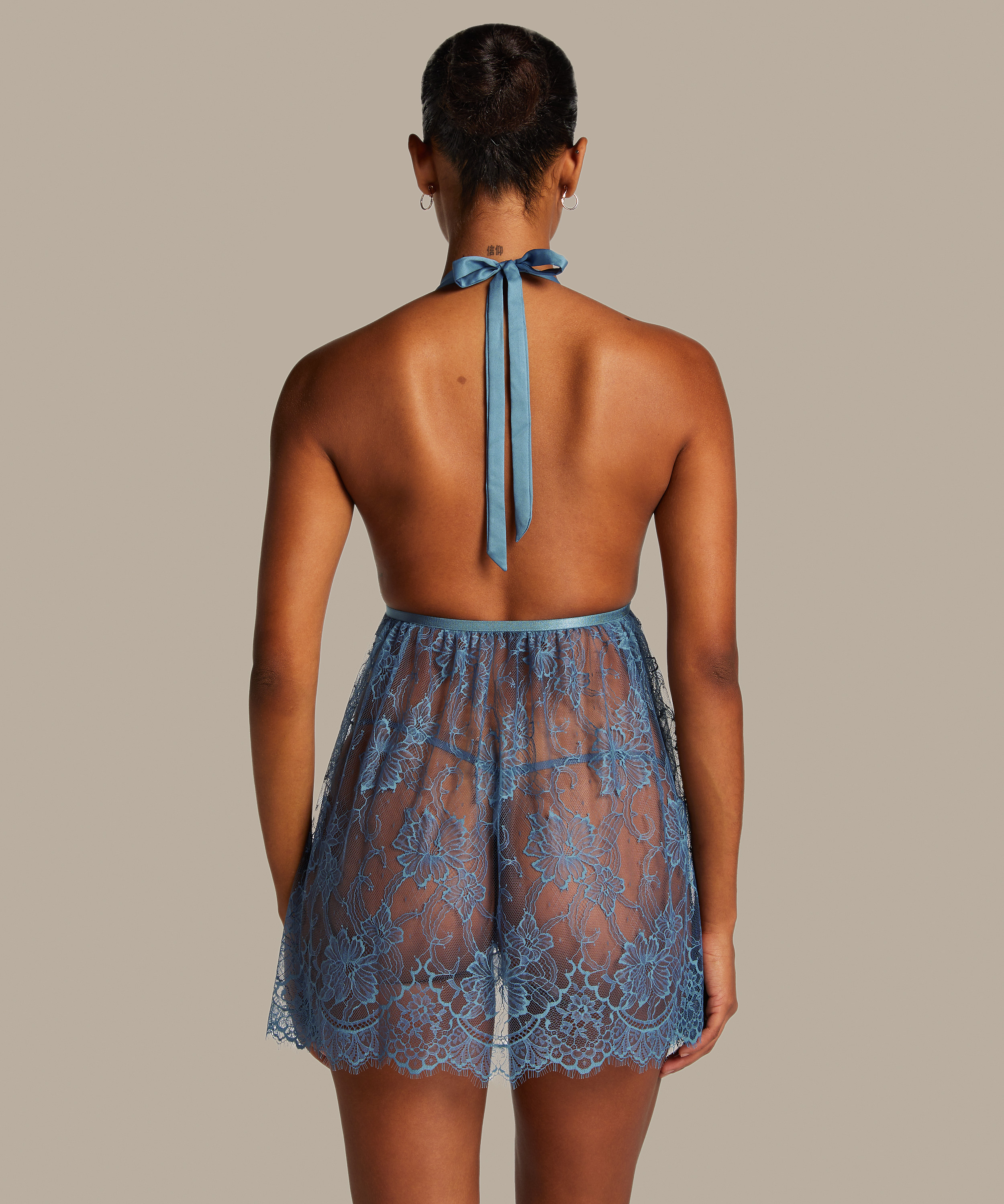 Nuisette Magdalena, Bleu, main