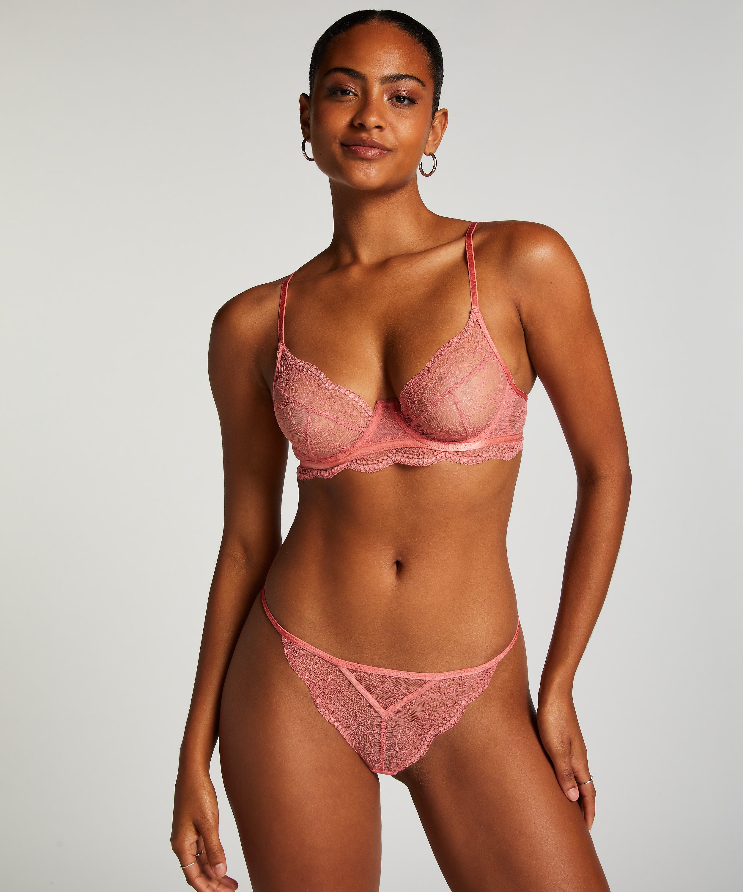 Soutien-gorge non-rembourr&eacute; &agrave; armatures Isabelle, Rose, main