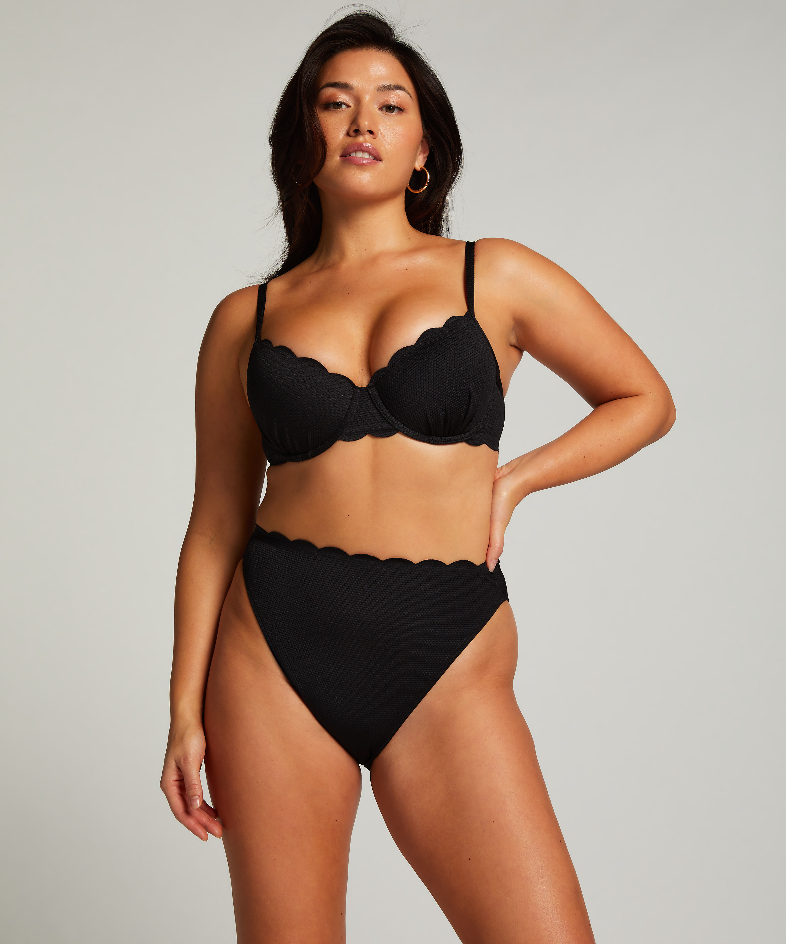 Haut de bikini préformé à armatures Scallop, Noir, main