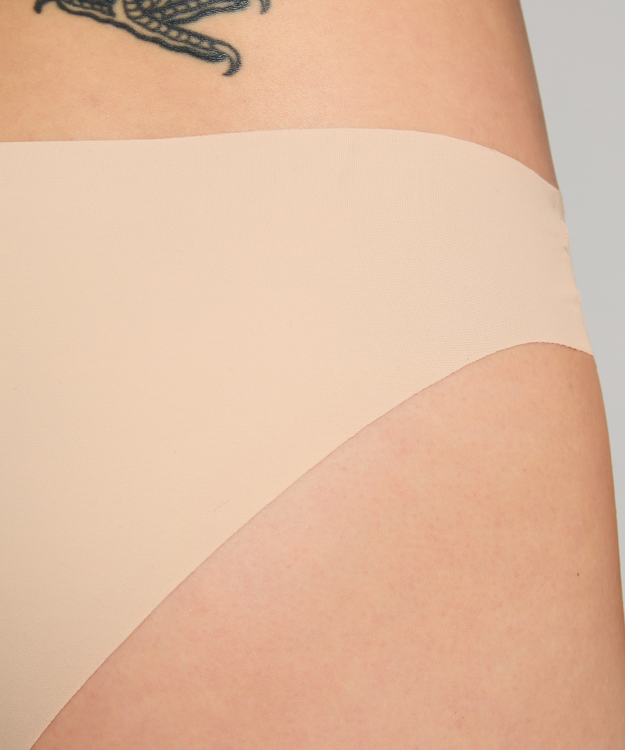 Slip brésilien Invisible Micro, Beige, main