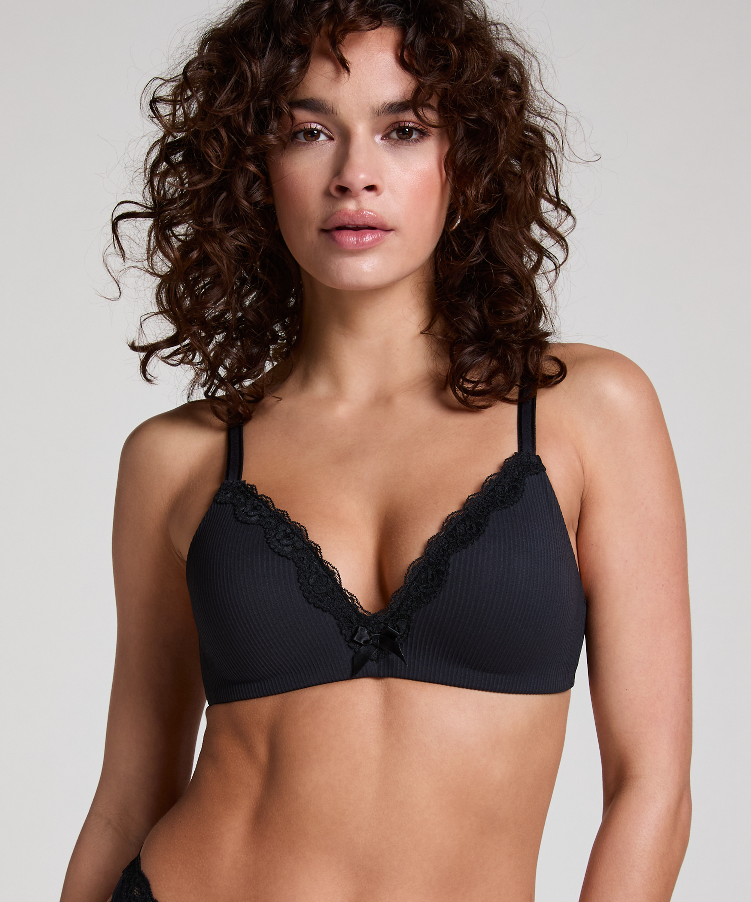 Soutien-gorge sans armatures préformé Lola, Noir, main