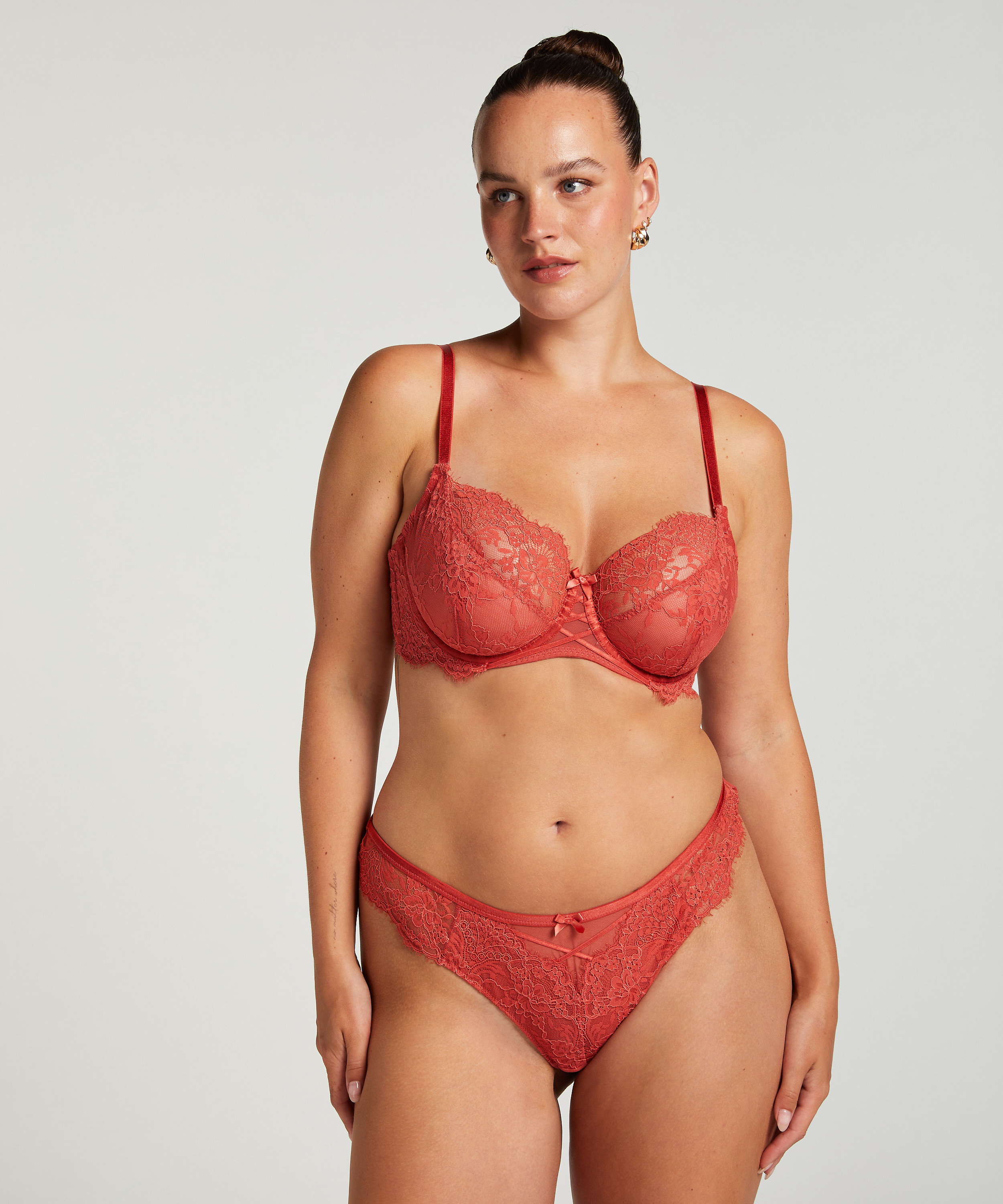 String Arabella, Rouge, main