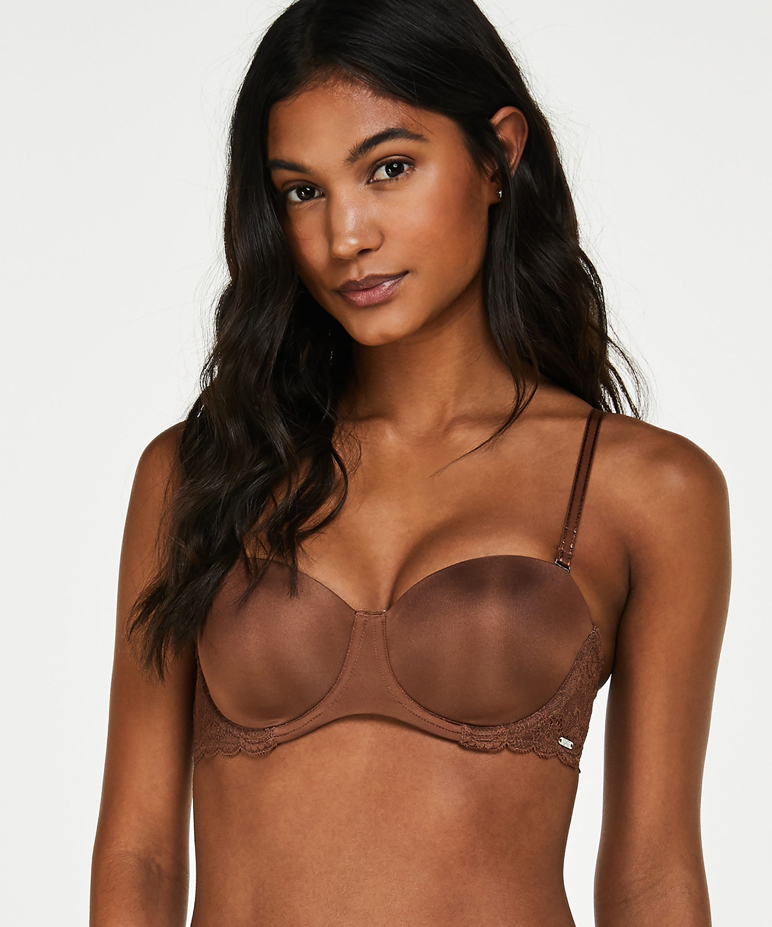 Soutien-gorge &agrave; armatures pr&eacute;form&eacute; sans bretelles Angie Nude, marron, main
