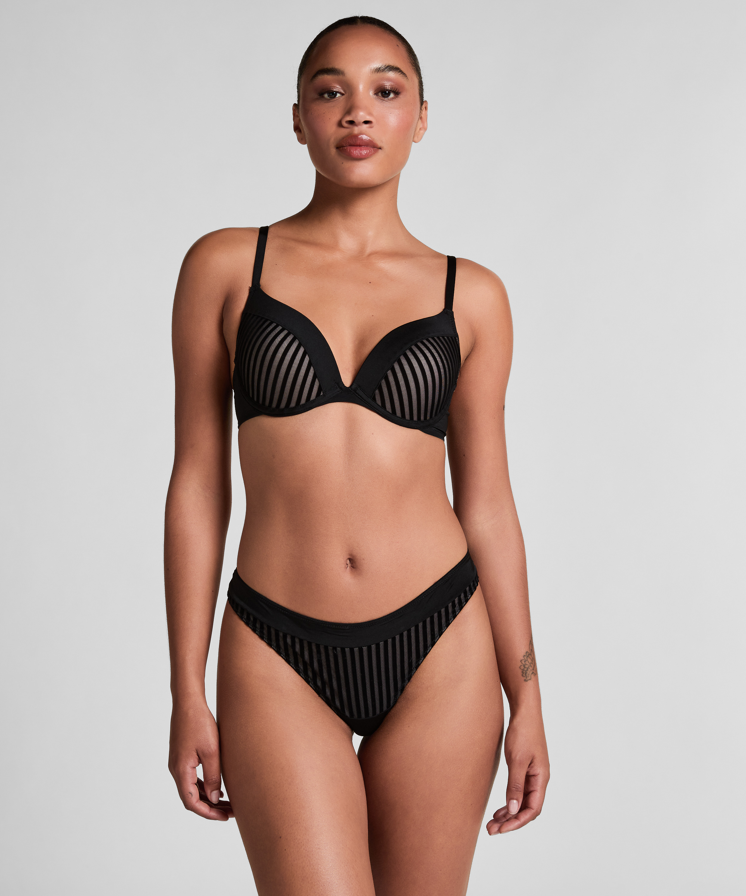 Soutien-gorge &agrave; armatures pr&eacute;form&eacute; push-up Pia, Noir, main